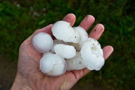 雹 ひょう と霰 あられ の違いは 降ってくる氷の粒の大きさ ナニちが